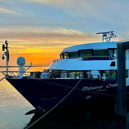 Отель Douro Cruiser Вила-Нова-ди-Гая Экстерьер фото